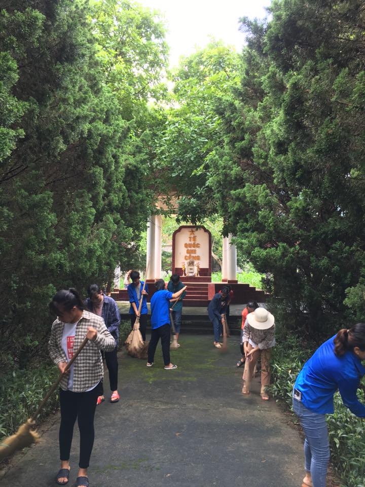 Đoàn viên chi đoàn 2 xóm Phương bá, Thịnh khánh quét dọn, chăm sóc vườn hoa tại Đài tưởng niệm các Anh hùng liệt sỹ xã Dân Tiến
