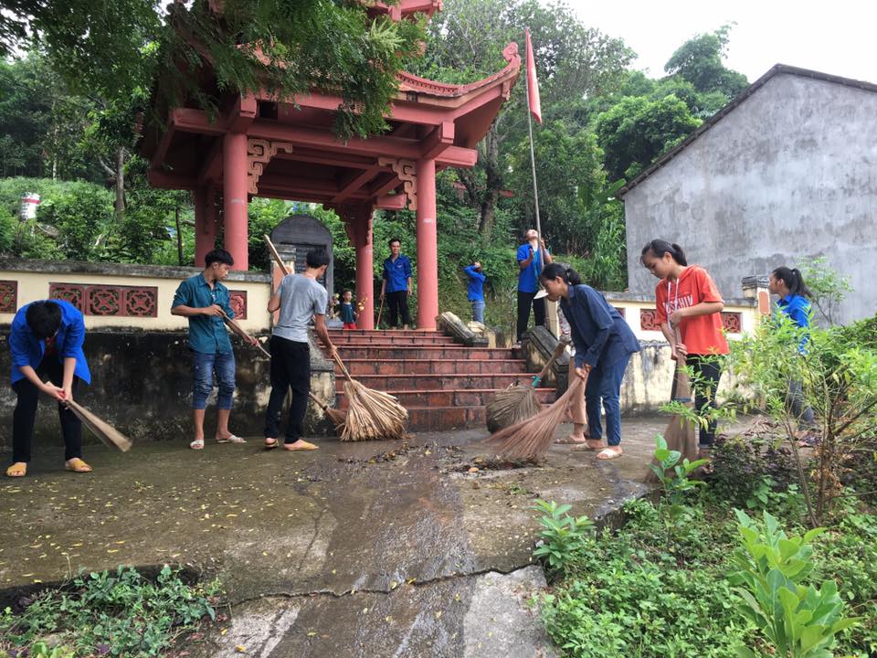 Đoàn viên chi đoàn xóm Đồng quán quét dọn, chăm sóc vườn hoa tại bia di tích lịch sử Bác Hồ về thăm tổ Đảng tại xóm Đồng Quán